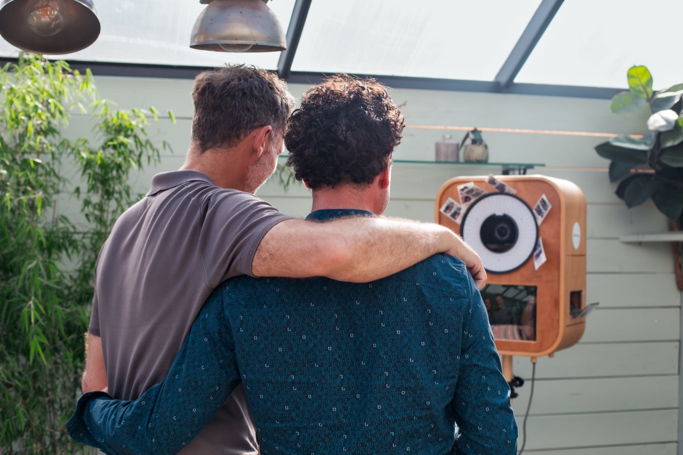 Trouwkoppel samen bij booth