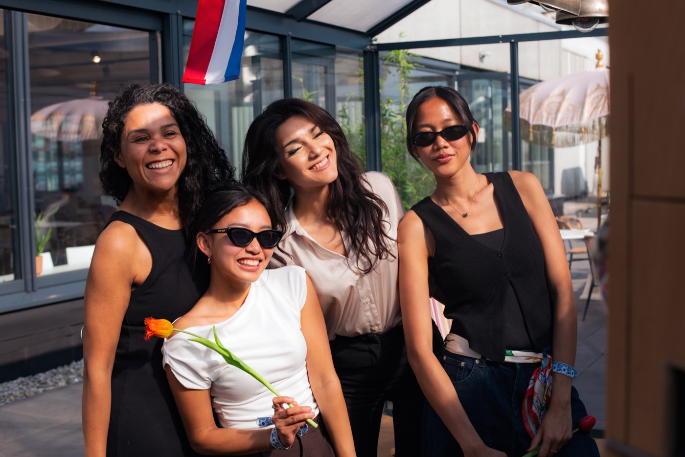 Groep gasten lachend bij booth
